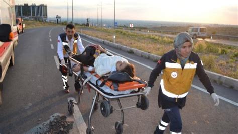 A­k­s­a­r­a­y­’­d­a­ ­o­t­o­m­o­b­i­l­ ­t­u­r­ ­m­i­n­i­b­ü­s­ü­n­e­ ­ç­a­r­p­t­ı­:­ ­4­ ­y­a­r­a­l­ı­ ­-­ ­Y­a­ş­a­m­ ­H­a­b­e­r­l­e­r­i­